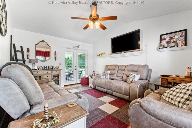 20 Carriage Way, Hurricane, WV 25526