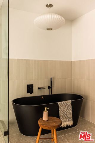 6646 S Bedford Avenue, Los Angeles, CA 90056