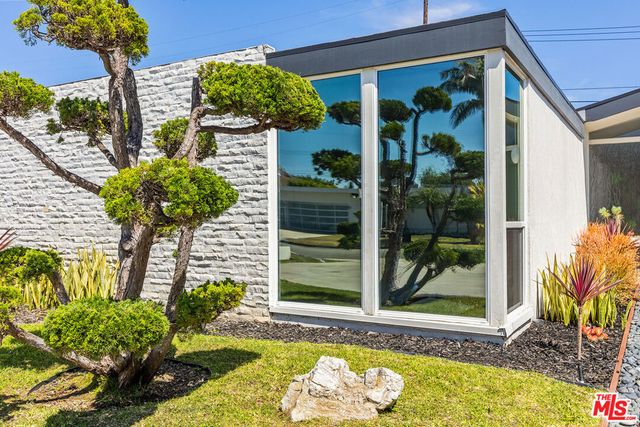 6646 S Bedford Avenue, Los Angeles, CA 90056