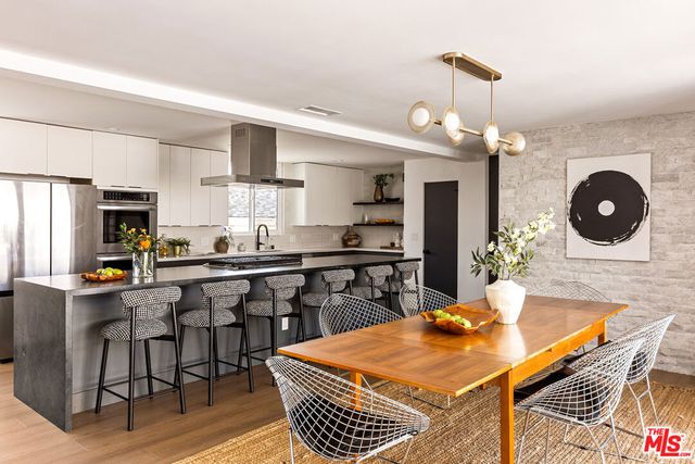6646 S Bedford Avenue, Los Angeles, CA 90056
