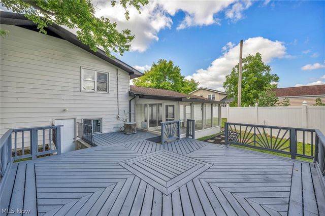 28610 Lynhaven Drive, North Olmsted, OH 44070