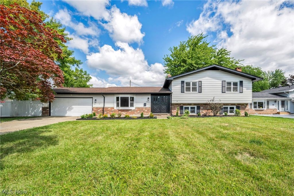28610 Lynhaven Drive, North Olmsted, OH 44070