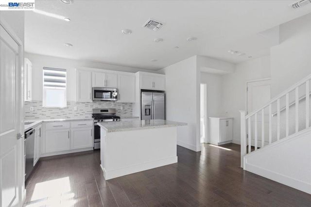 2134 Daimler St, Lathrop, CA 95330