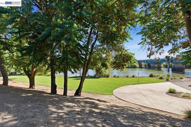 2134 Daimler St, Lathrop, CA 95330