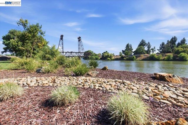 2134 Daimler St, Lathrop, CA 95330