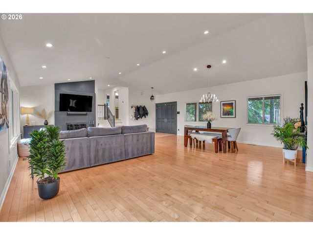 785 Marylhurst Dr, West Linn, OR 97068