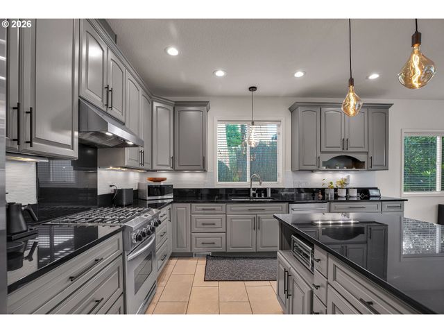 785 Marylhurst Dr, West Linn, OR 97068