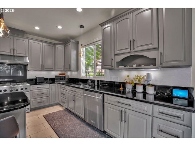 785 Marylhurst Dr, West Linn, OR 97068