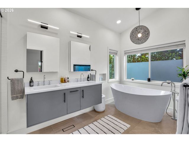 785 Marylhurst Dr, West Linn, OR 97068