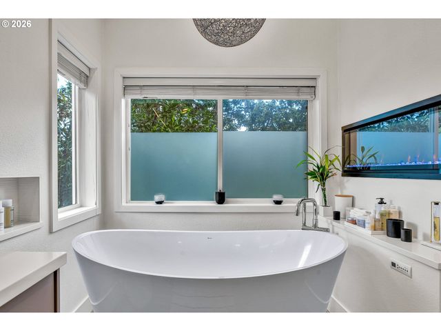785 Marylhurst Dr, West Linn, OR 97068