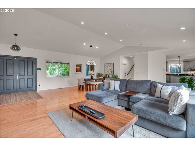 785 Marylhurst Dr, West Linn, OR 97068