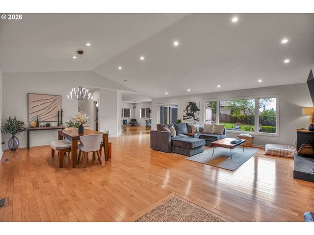 785 Marylhurst Dr, West Linn, OR 97068