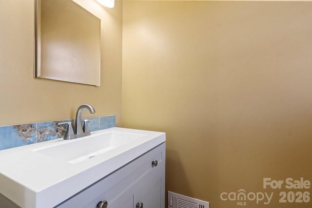 1717 Woodvalley Drive, Charlotte, NC 28216