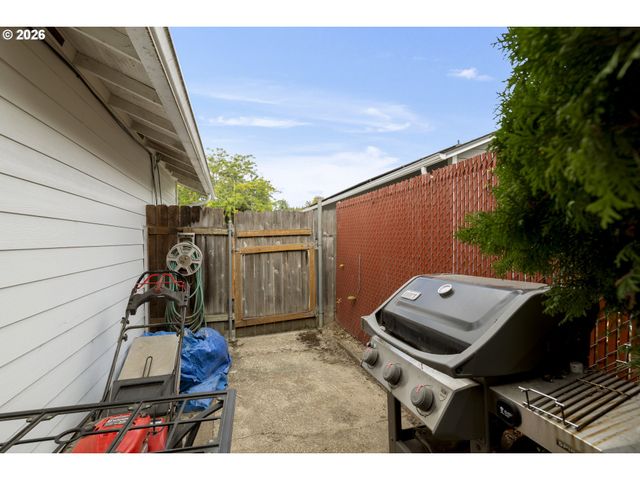 1143 Sw JAMES Ct, Dundee, OR 97115