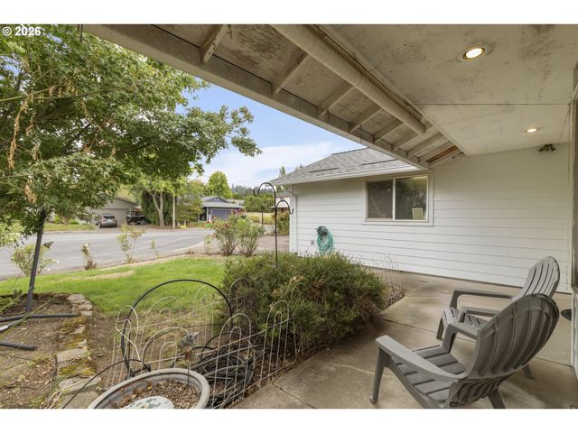 1143 Sw JAMES Ct, Dundee, OR 97115