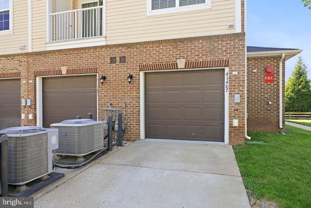 43487 TOWN GATE SQ, Chantilly, VA 20152