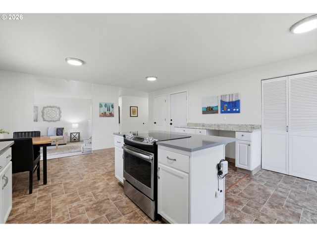 939 HAZELWOOD Dr, Oregon City, OR 97045