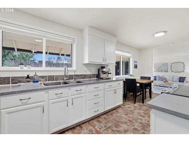 939 HAZELWOOD Dr, Oregon City, OR 97045