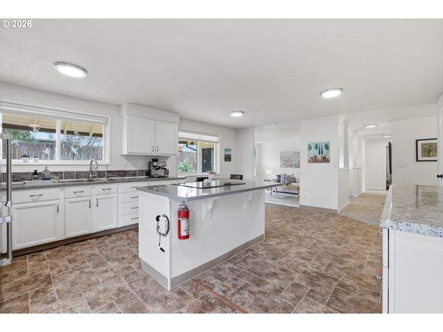 939 HAZELWOOD Dr, Oregon City, OR 97045