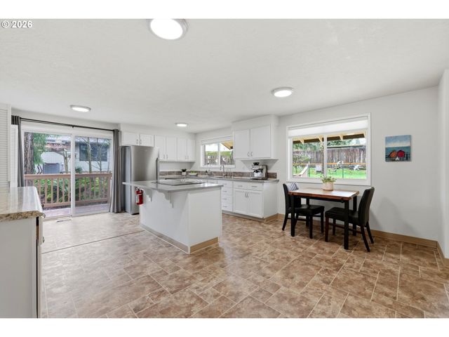 939 HAZELWOOD Dr, Oregon City, OR 97045