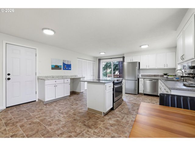 939 HAZELWOOD Dr, Oregon City, OR 97045