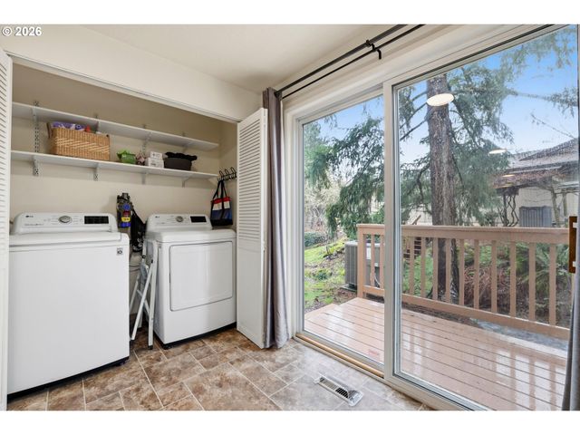 939 HAZELWOOD Dr, Oregon City, OR 97045