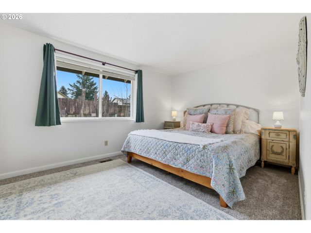 939 HAZELWOOD Dr, Oregon City, OR 97045