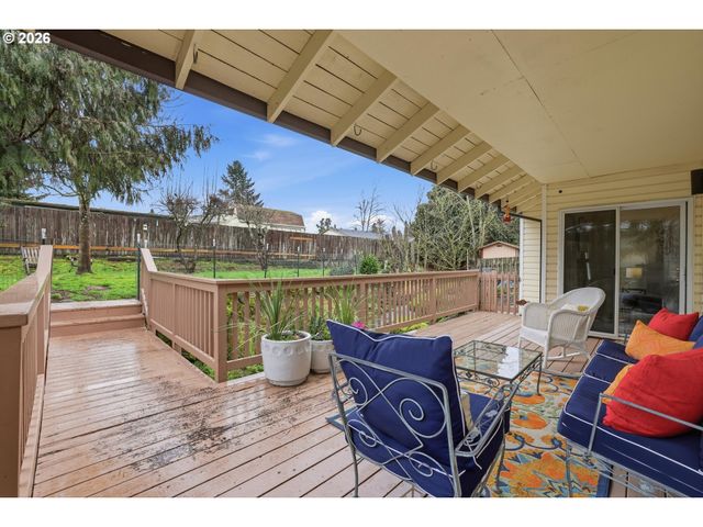 939 HAZELWOOD Dr, Oregon City, OR 97045