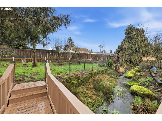 939 HAZELWOOD Dr, Oregon City, OR 97045