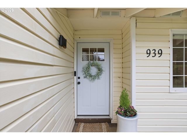 939 HAZELWOOD Dr, Oregon City, OR 97045