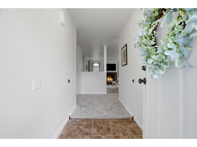 939 HAZELWOOD Dr, Oregon City, OR 97045