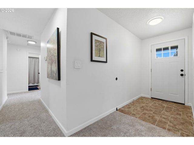 939 HAZELWOOD Dr, Oregon City, OR 97045