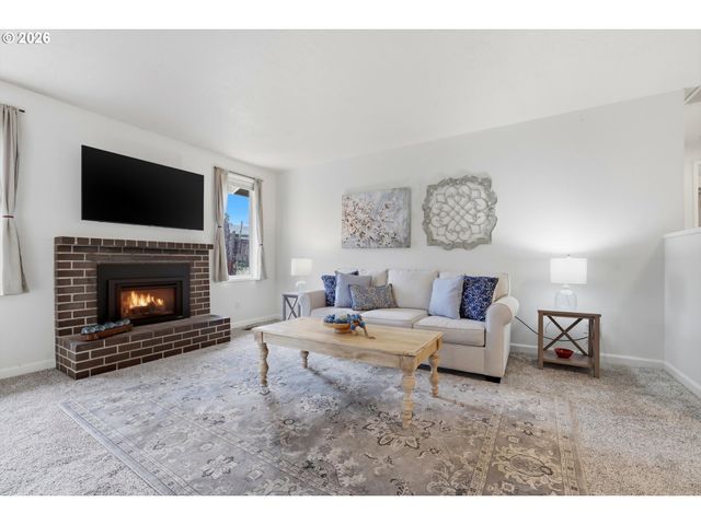 939 HAZELWOOD Dr, Oregon City, OR 97045