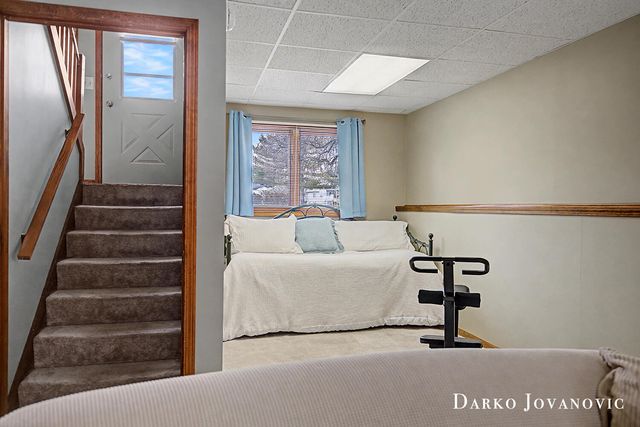 4492 North Valley Drive Ne, Plainfield Twp, MI 49525