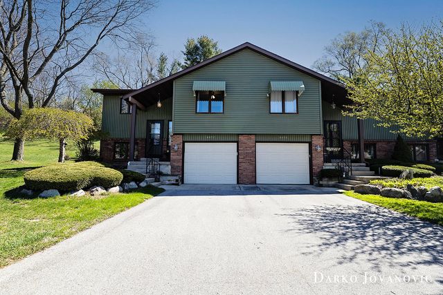4492 North Valley Drive Ne, Plainfield Twp, MI 49525