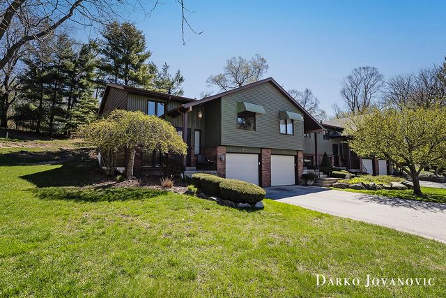 4492 North Valley Drive Ne, Plainfield Twp, MI 49525