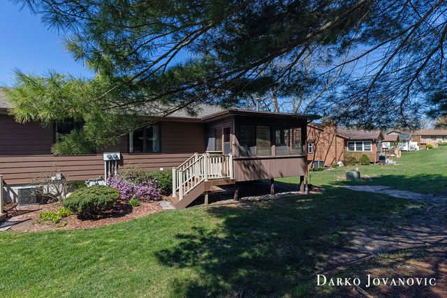4492 North Valley Drive Ne, Plainfield Twp, MI 49525