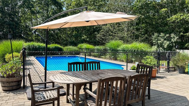 18 Mountain Laurel Lane, Southampton, NY 11968
