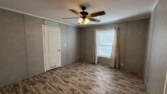 6089 E Juanita Dr, Longview, TX 75605