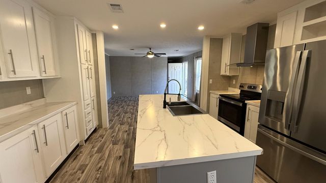 6089 E Juanita Dr, Longview, TX 75605