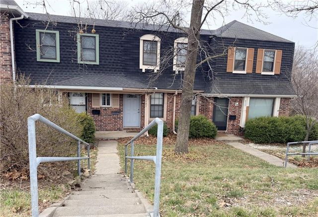 8904 PFLUMM Road, Lenexa, KS 66215