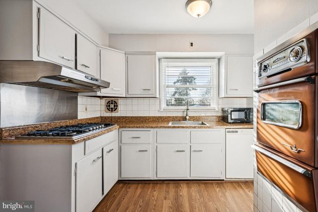 2211 CHESTNUT HILL DR, Cinnaminson, NJ 08077