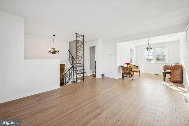 2211 CHESTNUT HILL DR, Cinnaminson, NJ 08077