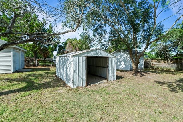 2201 Woodcrest Dr, Corpus Christi, TX 78418