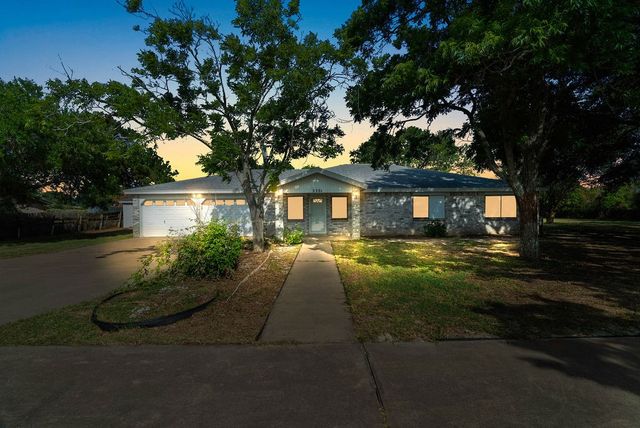 2201 Woodcrest Dr, Corpus Christi, TX 78418