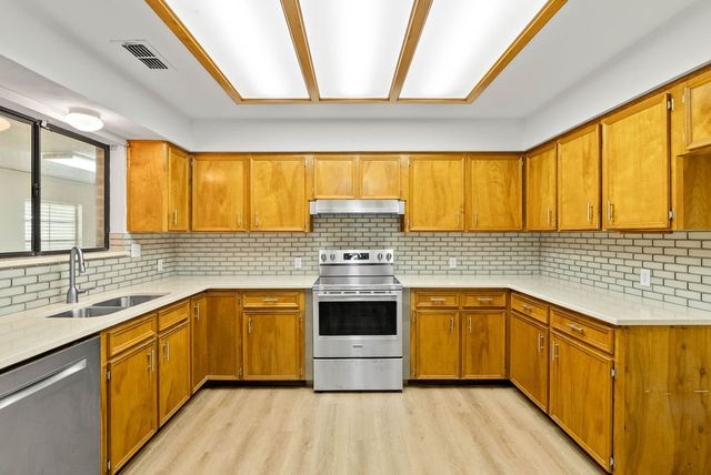 2201 Woodcrest Dr, Corpus Christi, TX 78418