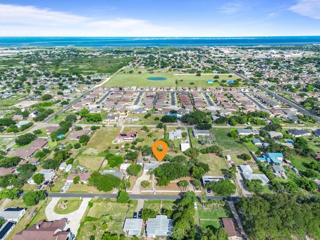 2201 Woodcrest Dr, Corpus Christi, TX 78418