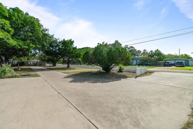 2201 Woodcrest Dr, Corpus Christi, TX 78418