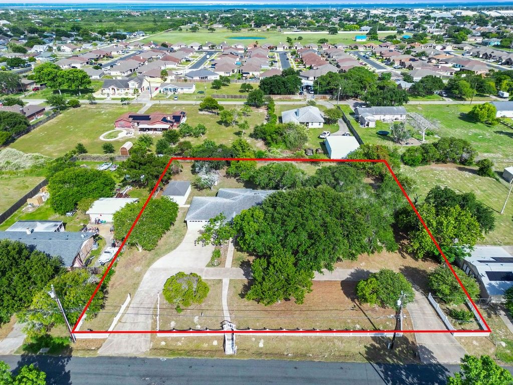 2201 Woodcrest Dr, Corpus Christi, TX 78418