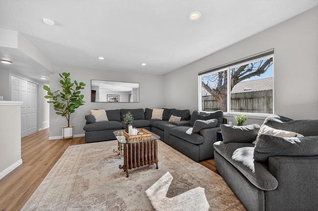 5825 Merlindale Dr, Citrus Heights, CA 95610